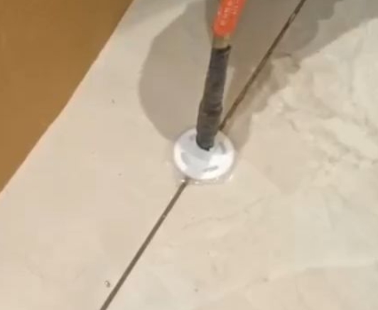 易门瓷砖空鼓维修公司专业解答瓷砖在铺贴过程中，如果没有涂抹均匀到位的粘结材料（如水泥砂浆或瓷砖胶），可能会导致以下问题